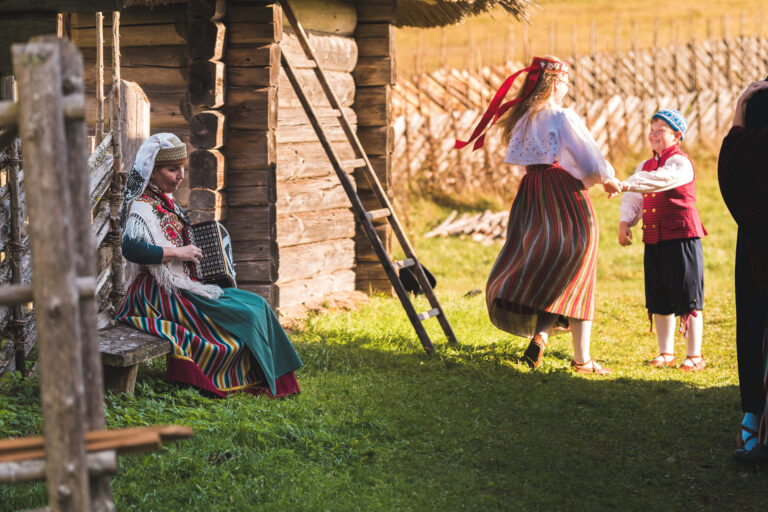 Maakonnapeol astuvad üles üle 2000 peolise